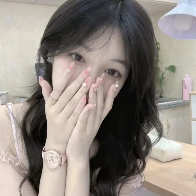小鬼头上的女人